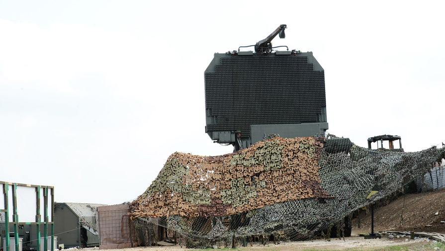 Радиолокационный комплекс ЗРС С-400 91Н6Е на позиции на авиабазе Хмеймим