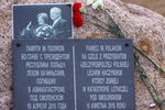 Мемориальная табличка на памятном камне, установленном на месте крушения польского самолета Ту-154 