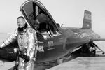 Нил Армстронг рядом с экспериментальным самолетом-ракетопланом X-15 