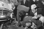 Глава делегации Непала, председатель Верхней палаты парламента Непала Думбар Бархадур Сингх (второй справа) у конвейера в сборочном цехе Московского завода малолитражных автомобилей, 1960 год