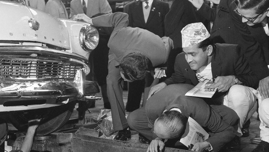 Глава делегации Непала, председатель Верхней палаты парламента Непала Думбар Бархадур Сингх (второй справа) у&nbsp;конвейера в&nbsp;сборочном цехе Московского завода малолитражных автомобилей, 1960 год