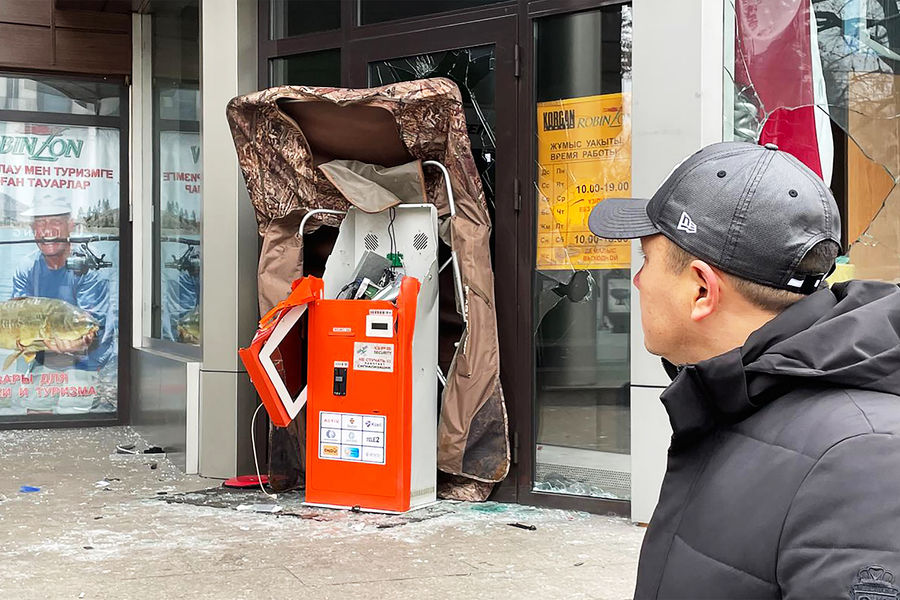 Разграбленные магазины и падение Назарбаева. Последствия беспорядков в Казахстане