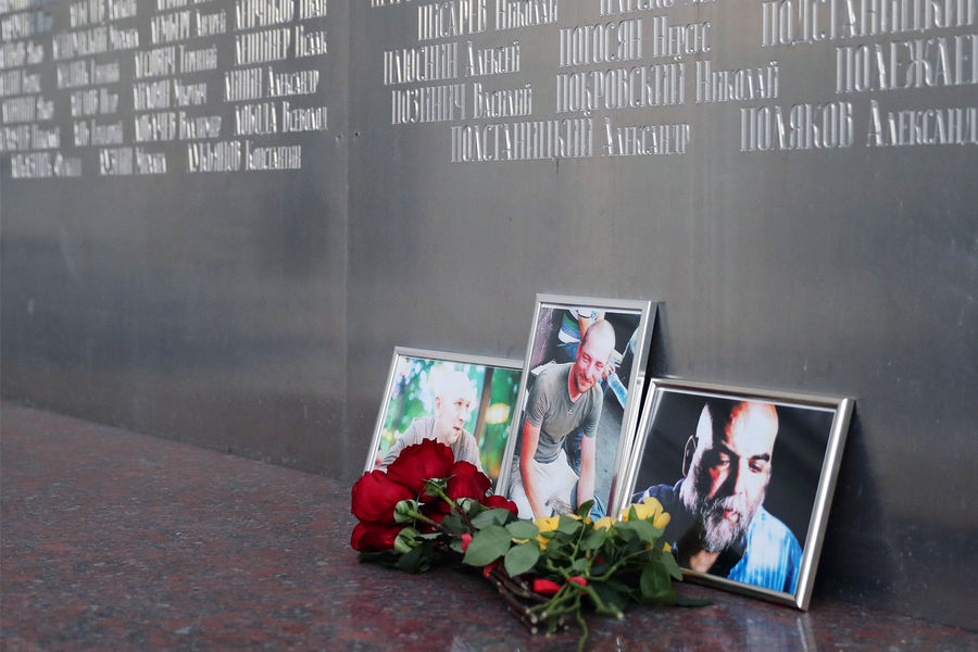 Цветы у Центрального дома журналиста в память об убитых в ЦАР троих российских журналистах Кирилле Радченко, Александре Расторгуеве и Орхане Джемале