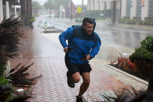 Мужчина бежит в&nbsp;защищенное место от ветра и дождя, вызванных ураганом &laquo;Иен&raquo; в&nbsp;Сарасоте, Флорида, 28&nbsp;сентября 2022&nbsp;года