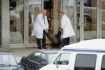 Профессор Леонид Рошаль и доктор Заки Ахмед выносят тело убитой девушки из Театрального центра на Дубровке, 24 октября 2002 года