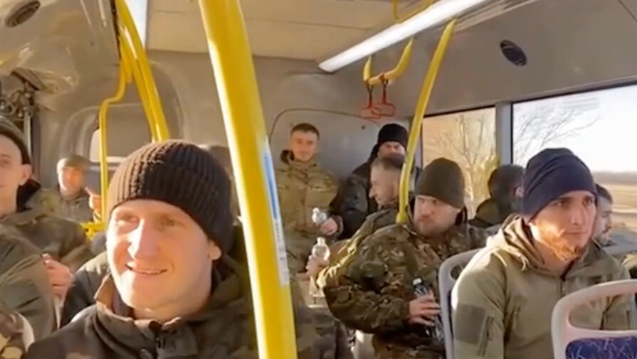 Минобороны РФ опубликовало видео с вернувшимися из украинского плена российскими военными