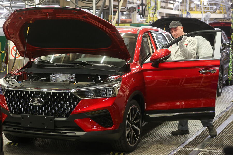Автомобиль Lada X-Cross 5 во время запуска компанией «АвтоВАЗ» производства на автомобильном заводе «Лада Санкт-Петербург», 2023 год 
