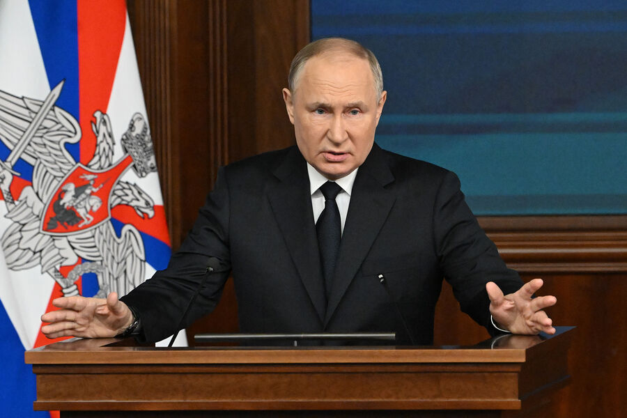 Владимир Путин выступает на расширенном заседании коллегии Министерства обороны в Национальном центре управления обороной, 19 декабря 2023 года