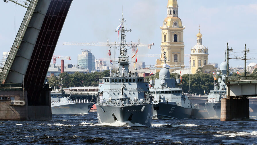 День Военно-морского флота в Санкт-Петербурге завершил праздничный салют