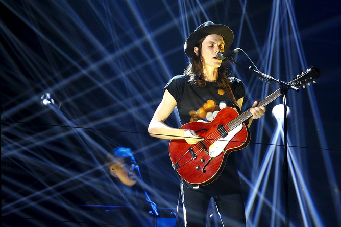 Джеймс Бэй на церемонии вручения музыкальных премий MTV EMA-2015