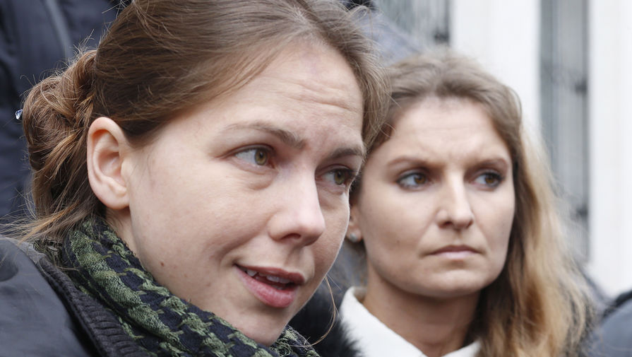 Сестра Надежды Савченко Вера (слева) у здания Донецкого городского суда