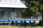 Рабочие «АвтоВАЗа» отдыхают в тени во время обеденного перерыва