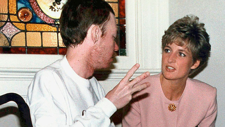 Принцесса Диана беседует с больным СПИДом Уэйном Тейлором в хосписе «Кейси Хаус» в Торонто, 1991 год 