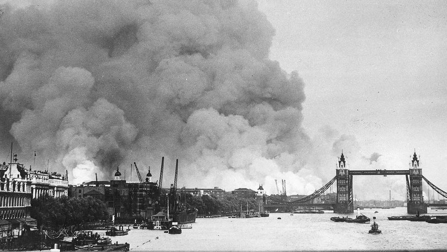 Пожар в доках лондонского порта после налета, 7 сентября 1940 года