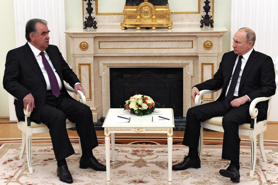 Президент РФ Владимир Путин и президент Таджикистана Эмомали Рахмон во время встречи 8 мая 2021 года