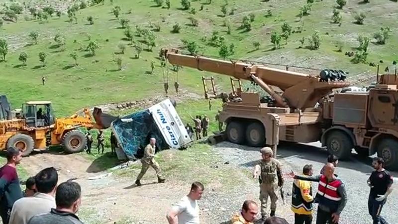 TRT Haber: в Турции два солдата погибли в аварии с автобусом, перевозившим военных