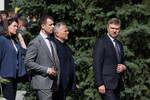 Генеральный директор — председатель правления ОАО «РЖД» Олег Белозеров (справа) во время прощания с бывшим министром транспорта Романом Старовойтом в ЦКБ, Москва, 10 июля 2025 года