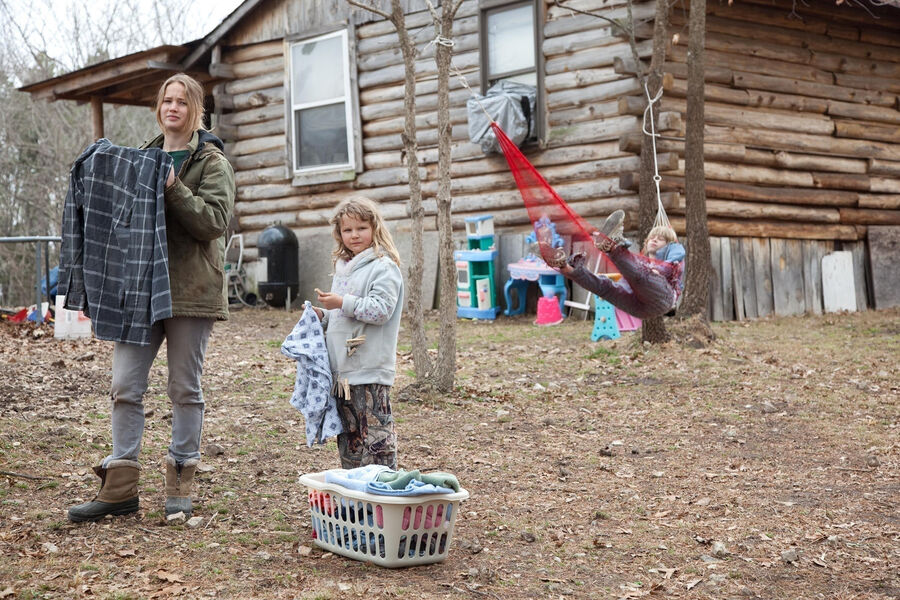 <b>«Зимняя кость» (2010)</b>
<br><br>
Роль в&nbsp;инди-драме Дебры Граник стала прорывной для&nbsp;Лоуренс &mdash; прежде малоизвестная актриса (в основном сериалов), она, 20-летняя девушка, была номинирована на&nbsp;&laquo;Оскар&raquo; и &laquo;Золотой Глобус&raquo;.