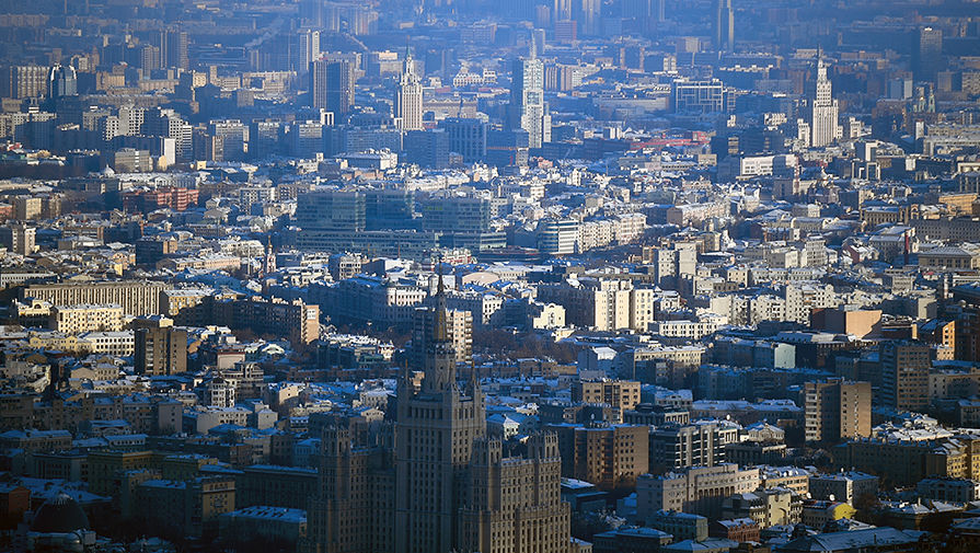 Вид на центр Москвы с крыши башни «Око» в Московском международном деловом центре «Москва-Сити»