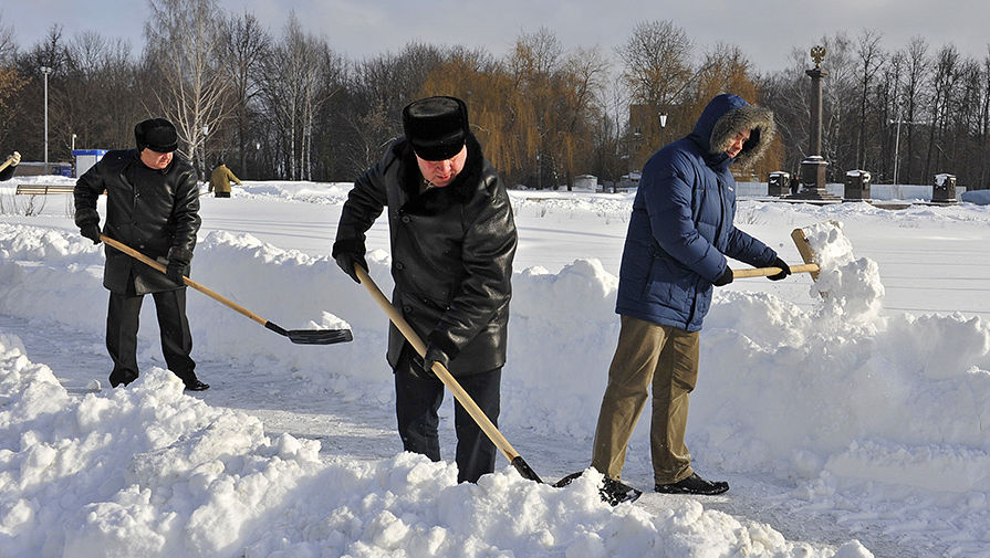 Брянские чиновники во время уборки снега, 2013 год