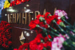Цветы у мемориала Ленинграда на Аллее городов-героев у стен Кремля, 3 апреля 2017 года