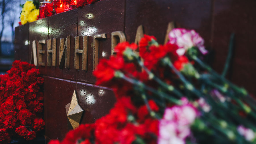 Цветы у&nbsp;мемориала Ленинграда на&nbsp;Аллее городов-героев у&nbsp;стен Кремля, 3&nbsp;апреля 2017&nbsp;года