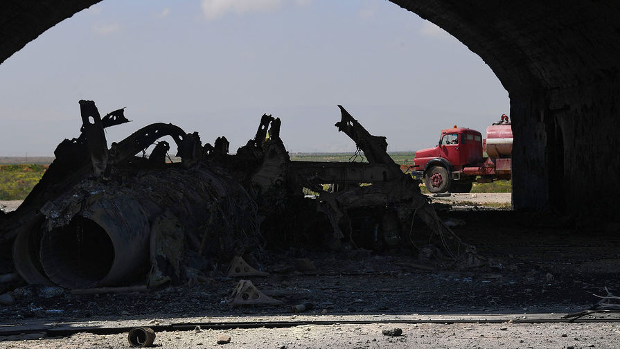 Остов самолета, сгоревшего в&nbsp;результате ракетного удара США по&nbsp;авиабазе в&nbsp;Сирии