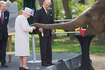 Королева Великобритании Елизавета II с герцогом Эдинбургским Филиппом в Уипснейдском зоопарке