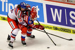 Хоккеист сборной России борется за шайбу с чехом в третьем матче на Евротуре