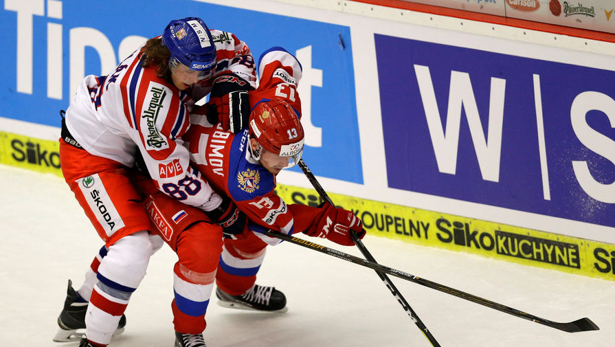 Хоккеист сборной России борется за&nbsp;шайбу с&nbsp;чехом в&nbsp;третьем матче на&nbsp;Евротуре