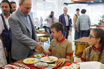 Президент России Владимир Путин во время посещения столовой в детском центре «Артек» на полуострове Крым, 24 июня 2017 года