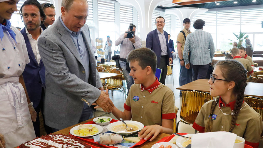 Президент России Владимир Путин во время посещения столовой в&nbsp;детском центре «Артек» на&nbsp;полуострове Крым, 24&nbsp;июня 2017&nbsp;года