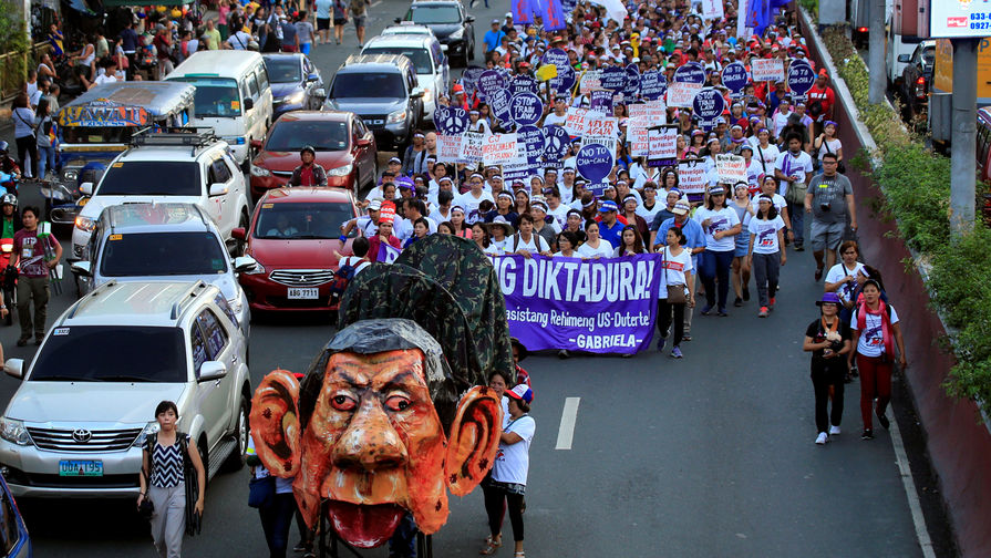 Фигура в&nbsp;виде президента Родриго Дутерте на&nbsp;демонстрации в&nbsp;честь Международного женского дня в&nbsp;Маниле, Филиппины, 8 марта 2018 года