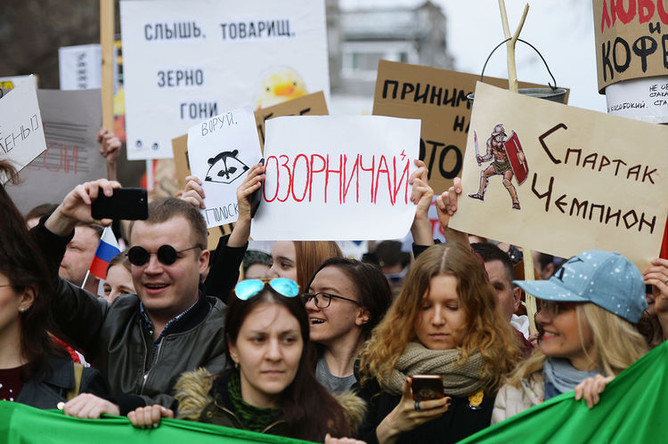 Участники «Монстрации» во время акции в Новосибирске, 1 мая 2018 года