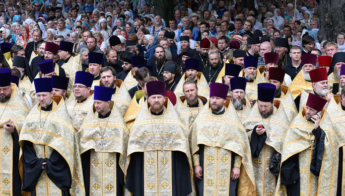 Участники крестного хода в Киеве, организованного Украинской православной церковью Московского...