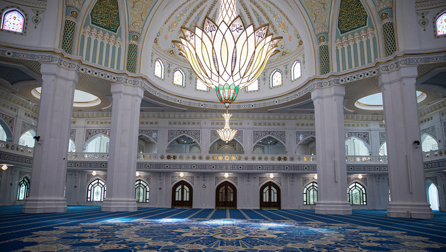 Интерьер мечети имени Рамзана Кадырова в&nbsp;чеченском Шали накануне открытия, 22 августа 2019 года