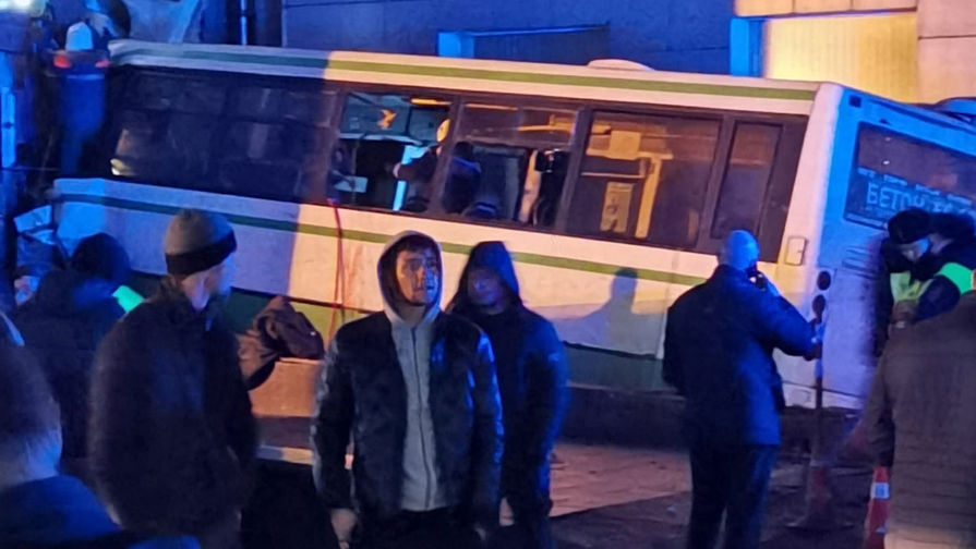 На месте ДТП, где пассажирский автобус врезался в здание Новгородского госуниверситета, 4 ноября 2020 года