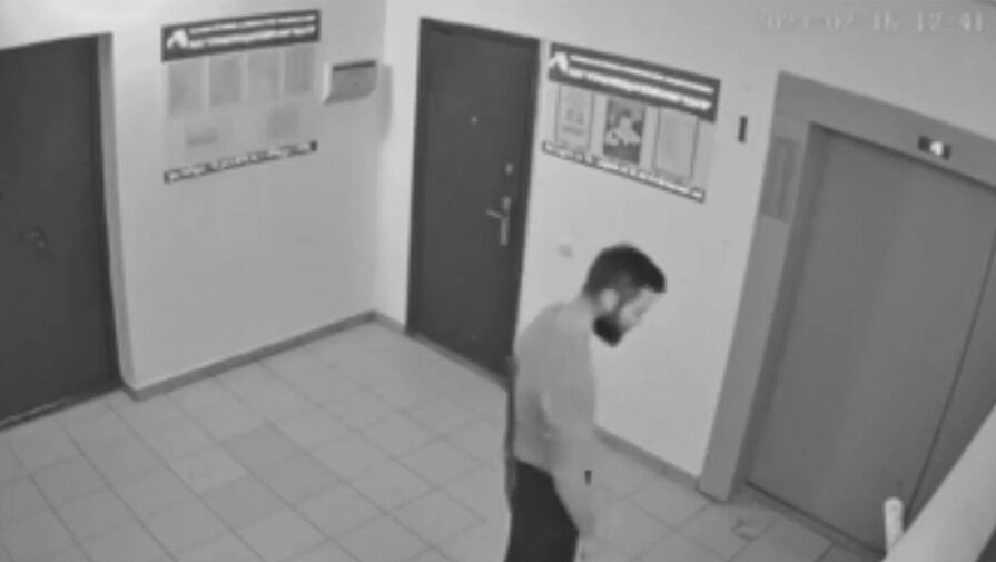В Тюмени неизвестный с мачете, разговаривающий сам с собой, напугал жителей дома