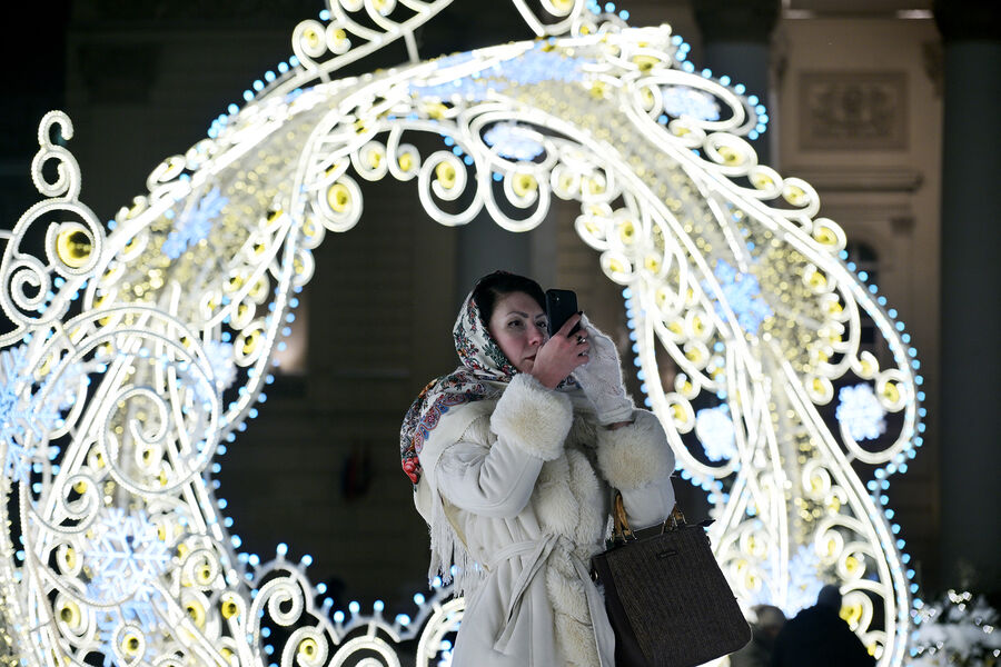 Девушка фотографируется возле новогодней инсталляции на&nbsp;площади перед&nbsp;зданием Государственного академического Большого театра в&nbsp;Москве