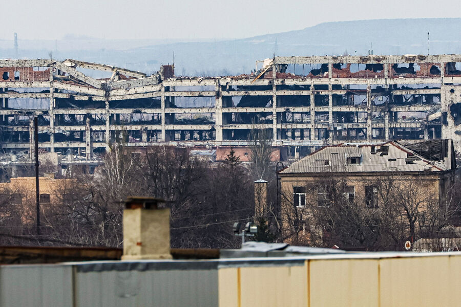 Вид на разрушенный Донецкий аэропорт и Авдеевку с территории ДНР, 14 февраля 2024 года