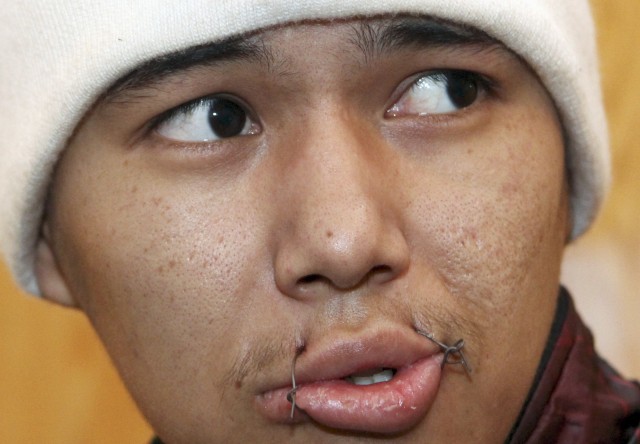 Число голодающих с зашитыми ртами заключенных Киргизии достигло 1319 человек
