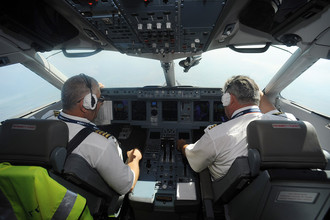 Пилоты в кабине самолета Sukhoi Superjet