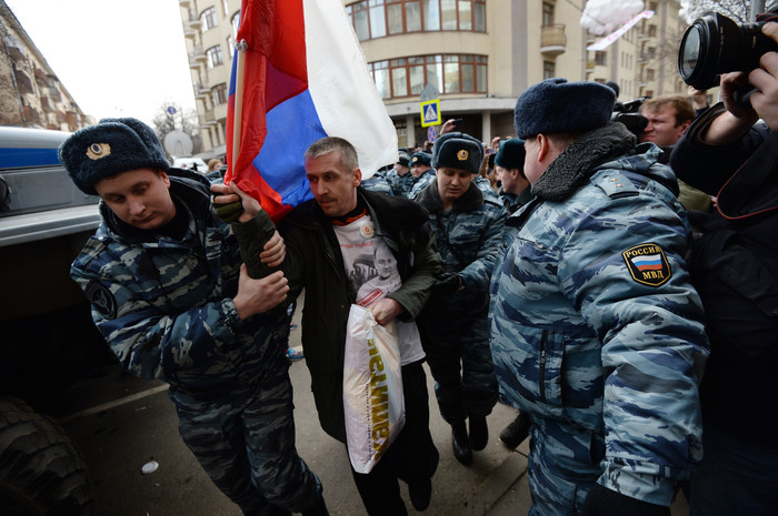 Сотрудники полиции задерживают сторонника оппозиции у&nbsp;здания Замоскворецкого суда Москвы