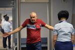 Пассажир первого рейса авиакомпании «Добролет» в Крым проходит проверку в аэропорту Шереметьево