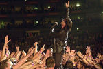 Боно, фронтмен ирландской рок-группы U2, выступает в Кельне, 2001 год