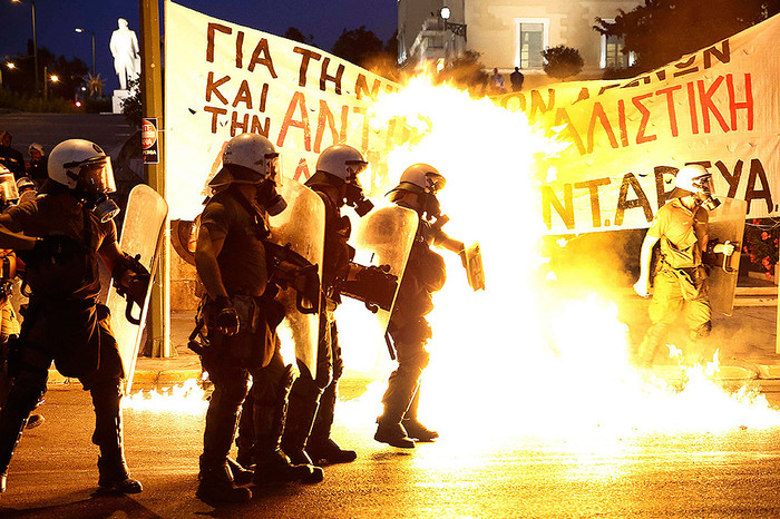 Полиция разгоняет протестующих в&nbsp;Афинах