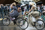 Участницы велопарада «Леди на велосипеде» в парке «Сокольники»