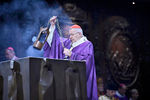 Парижский кардинал Андре Вен-Труа служит мессу в соборе Парижской Богоматери