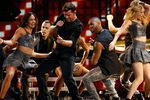 Рики Мартин выступает на церемонии вручения Latin Grammy Awards