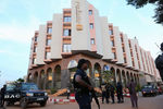 Малийский полицейский около отеля Radisson в Бамако
